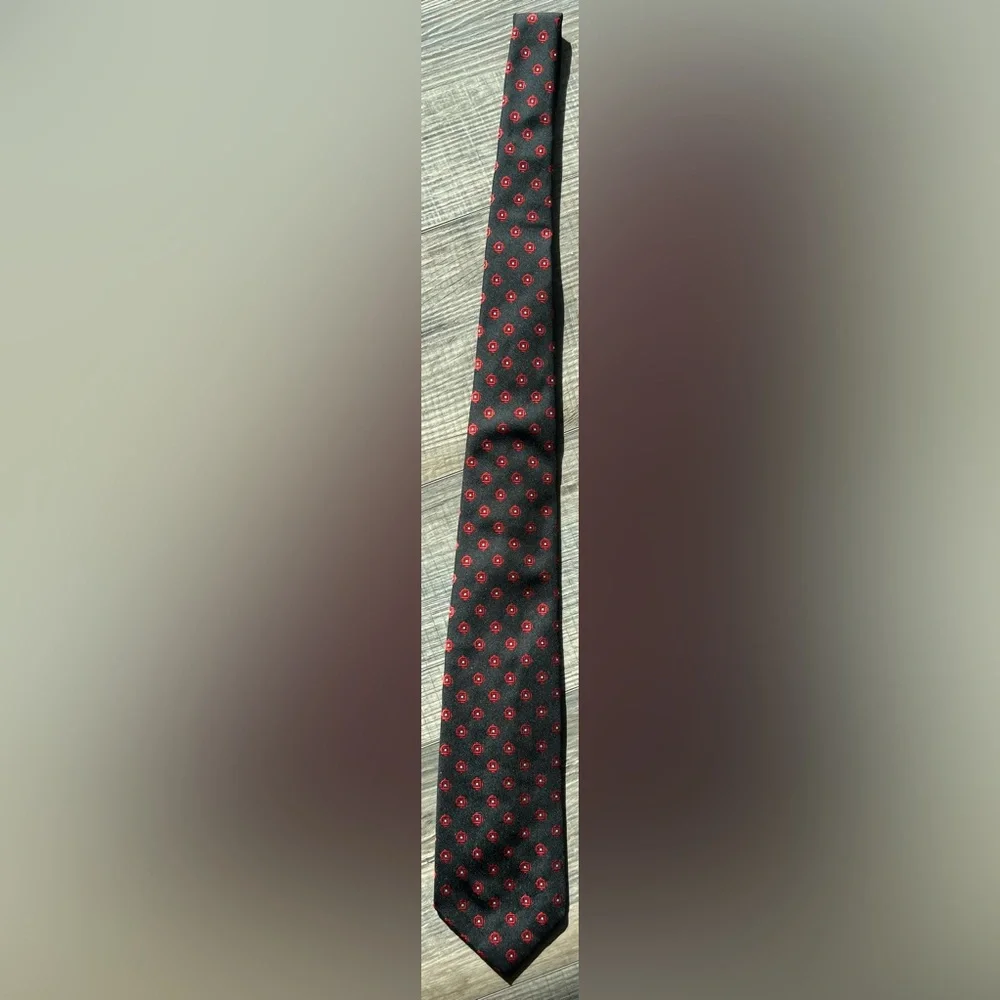 Dior Black and Red Silk Tie with Classic Pattern